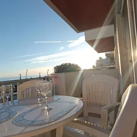 דירה Quarteira Beachfront Retreat